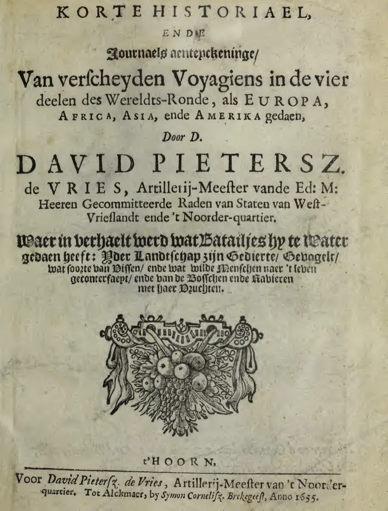 Page de titre de la Korte Historiael de 1655, en caractères gothiques et romains : le titre, le nom de David Pietersz. de Vries, maître d’artillerie, et en bas un ornement gravé sur bois de fruits et de rubans, avec l’adresse t’Hoorn, Alkmaar, 1655.