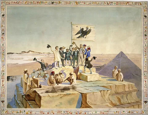 Aquarell einer Gruppe von Männern mit einer Fahne auf der Spitze der Großen Pyramide, dahinter die Wüste und eine zweite Pyramide, in einem Rahmen aus Hieroglyphen.